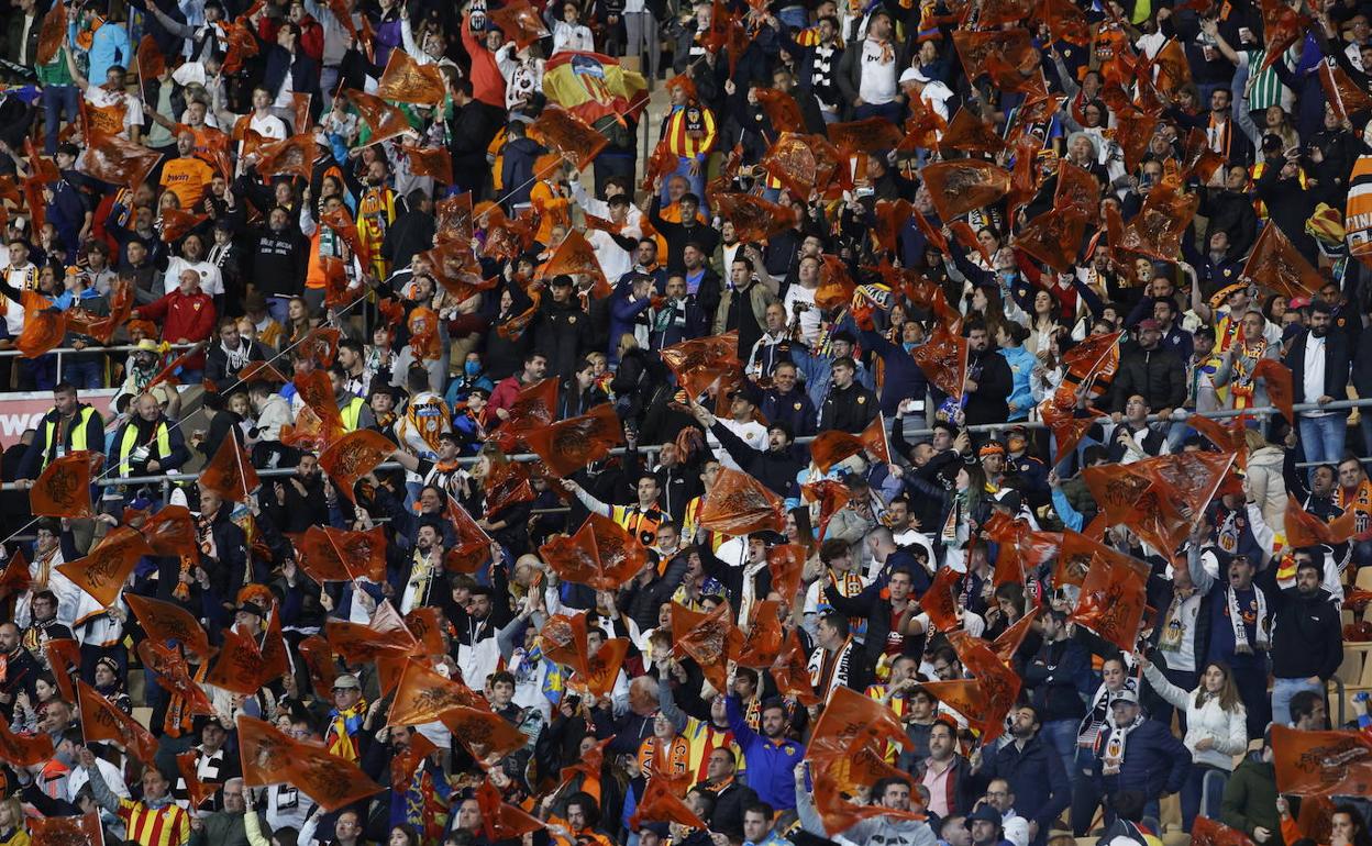 Aficionados del Valencia, durante la final de la Copa del Rey en La Cartuja