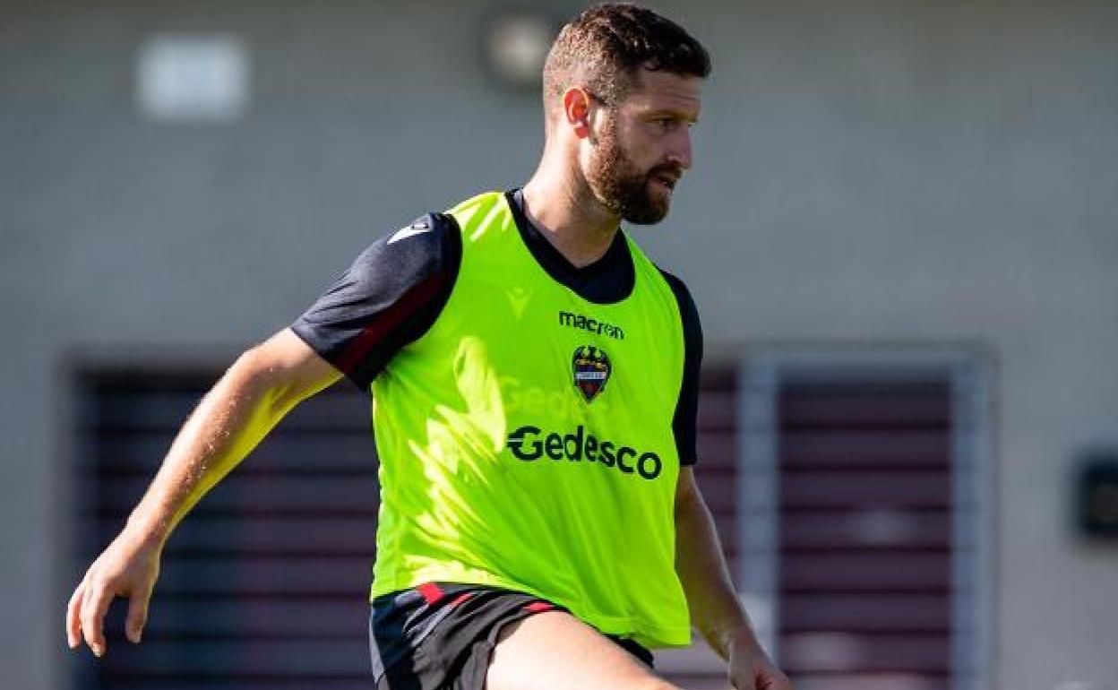 Mustafi, durante un entrenamiento en la Ciudad Deportiva de Buñol. 