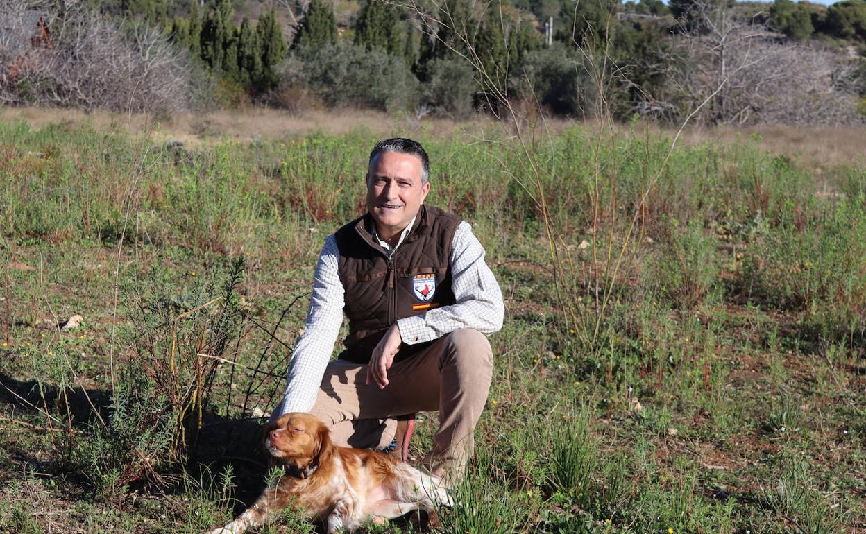 Raúl Esteba con un perro. 