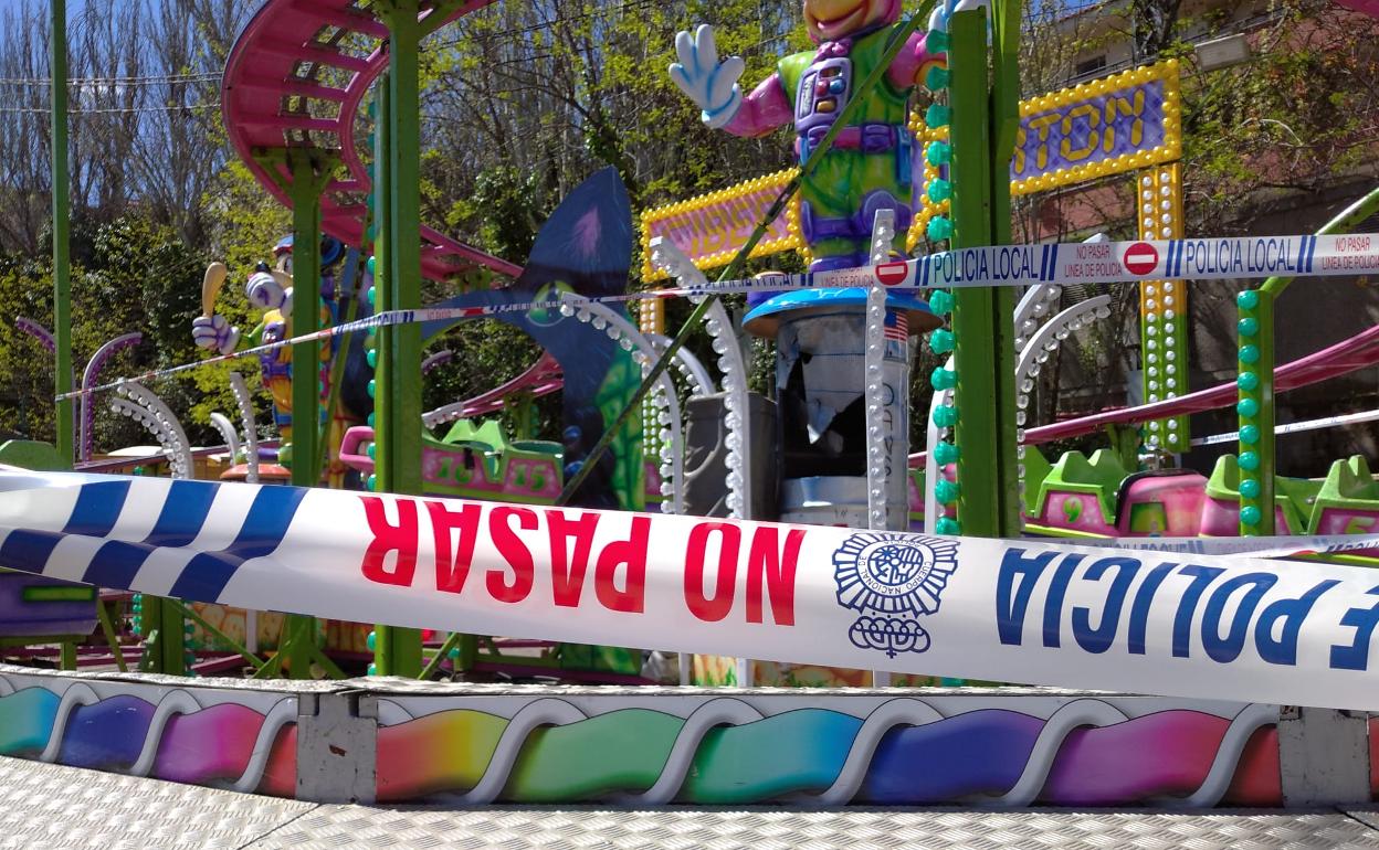 Atracción de feria precintada en Alcoi después del problema técnico sufrido en uno de sus vagones. 