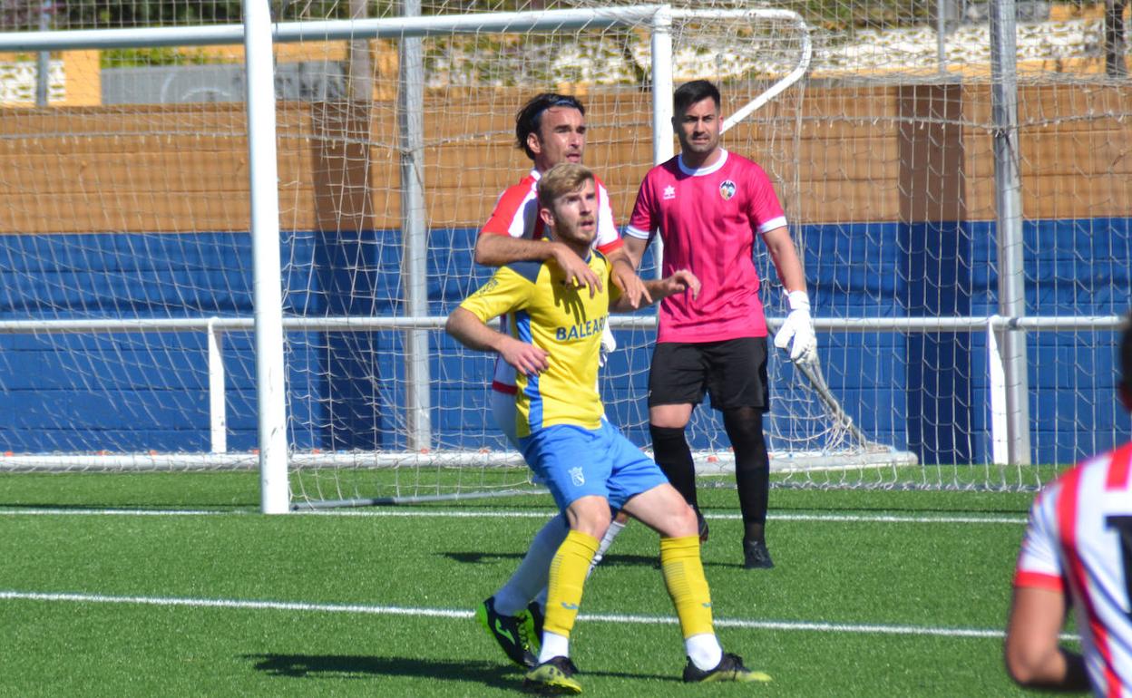 Caturla marcando a Renzo en el derbi comarcal. 