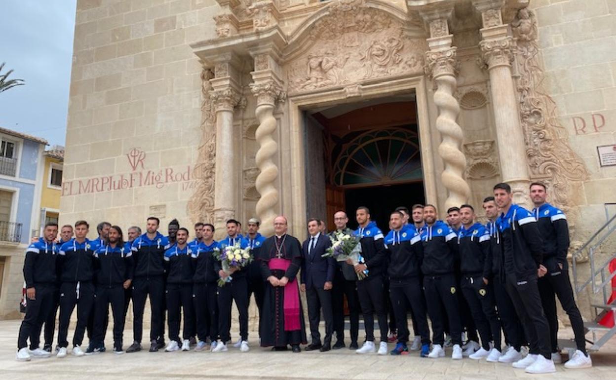 Los jugadores y el cuerpo técnico del Hércules posan con el obispo, José Ignacio Munilla, en el Monasterio de la Santa Faz. 