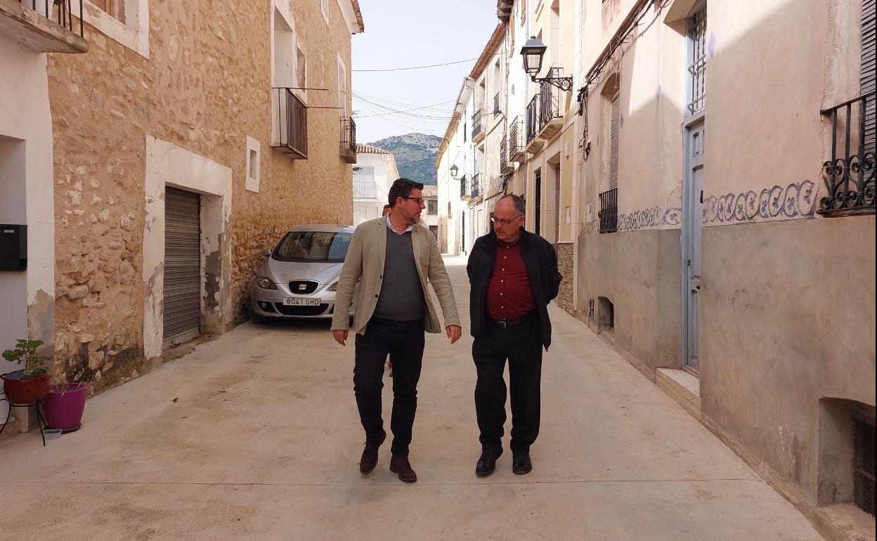 El diputado provincial Javier Gutiérrez con el alcalde de Benifallim. 