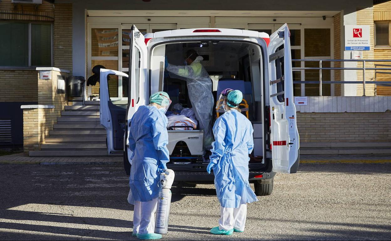 Personal sanitario traslada a un paciente en una ambulancia.