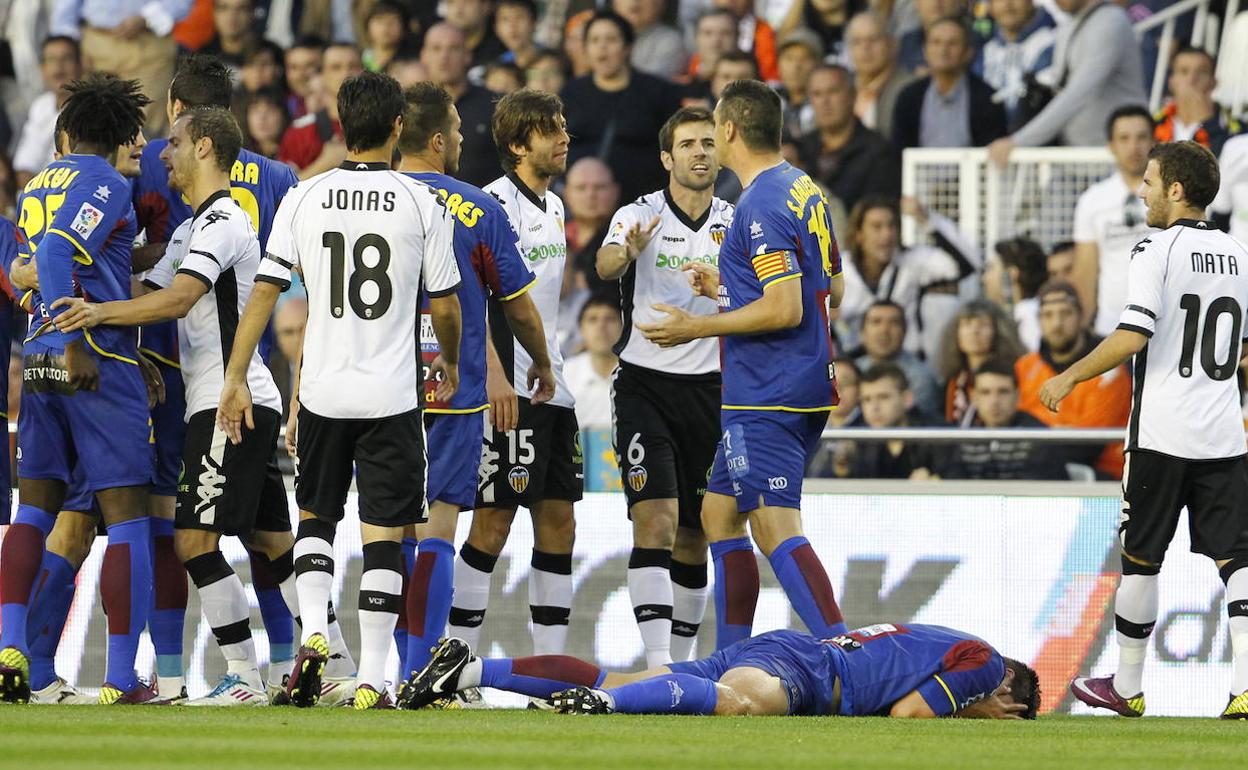 Sergio Ballesteros se dirige a Dealbert y Albelda durante el derbi del 15 de mayo de 2011.