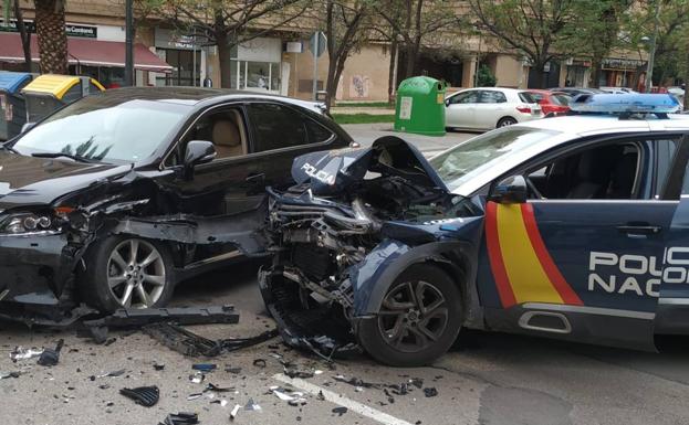 Se salta un stop y choca contra un coche de Policía en Valencia