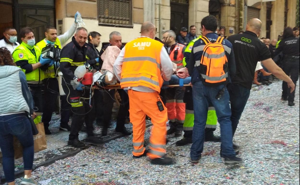 Un varón siendo atendido tras sufrir un problema cardiaco durante la Entrada. 