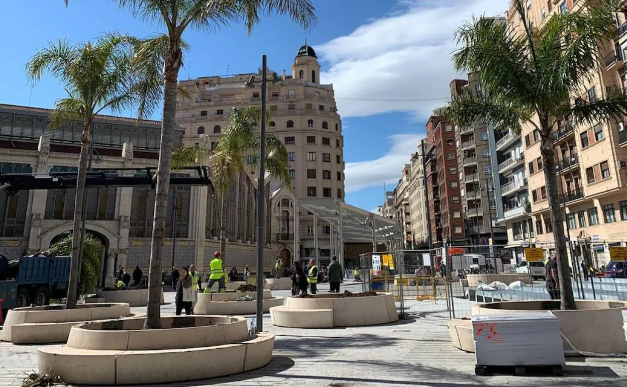 Obras en el centro de Valencia | Las plazas de Brujas y el Mercat se  estrenarán sin estar acabadas por la crisis de suministros | Las Provincias