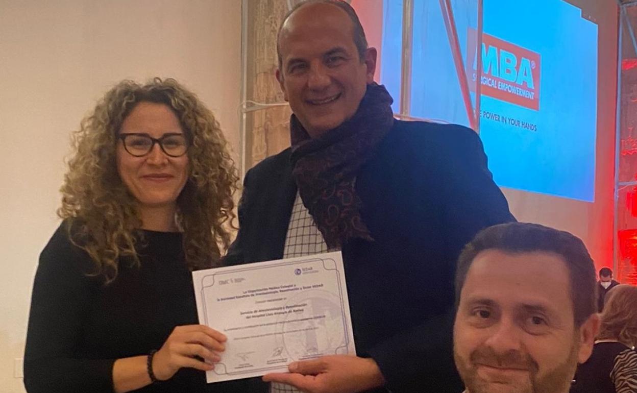 Demelza Micó, médica residente del Servicio de Anestesia recogió el diploma de manos del presidente de Sedar. 