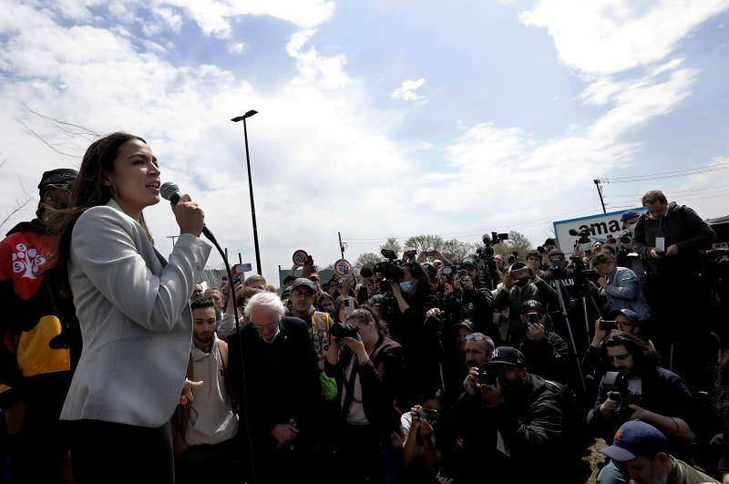 Alexandria Ocasio-Cortez, una de las representantes latinas del Congreso más importantes, en un acto de la Asociacón de Trabajadores de Amazon, el pasado 24 de Abril. 