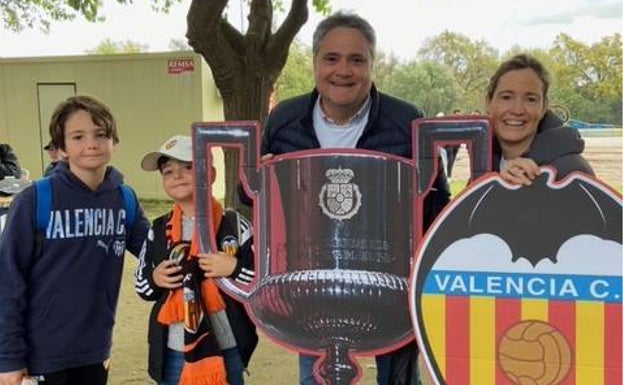 La familia Malpesa Calatayud, en la Fan Zone del Valencia junto a La Cartuja. 