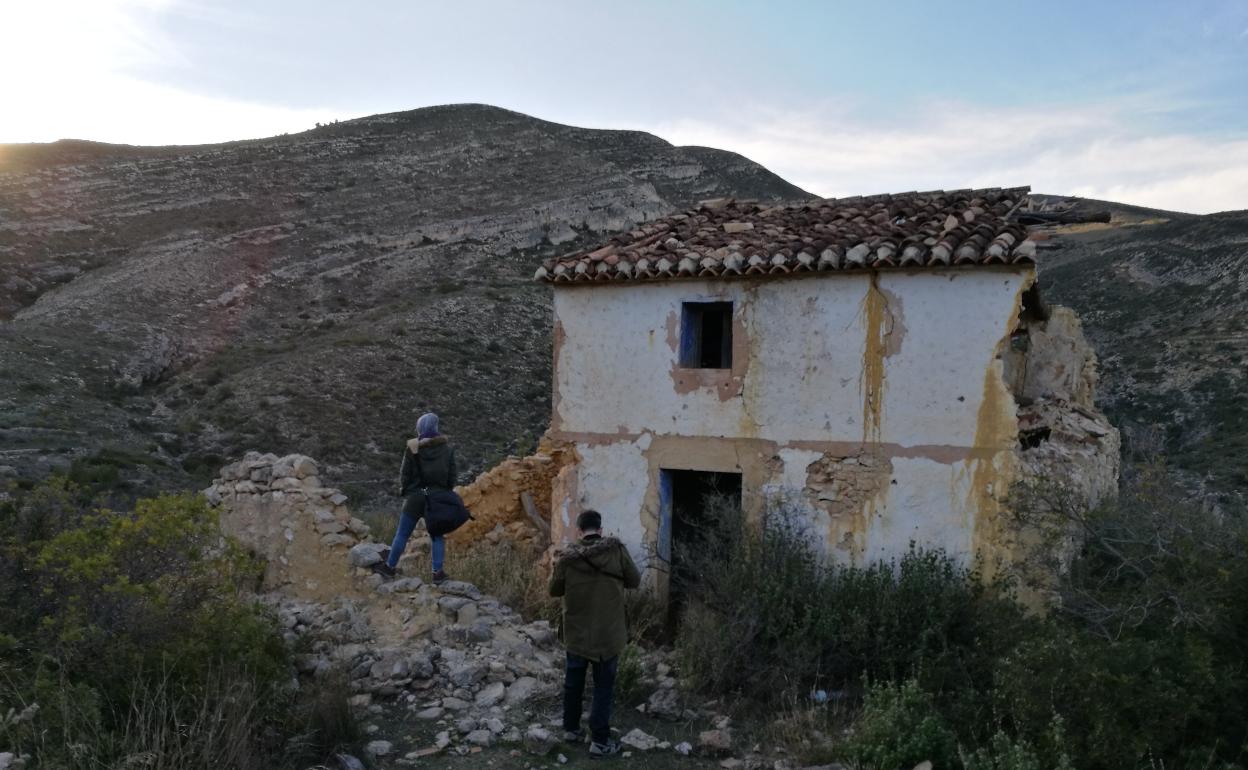 La casa en ruinas donde fueron violadas las tres víctimas. 