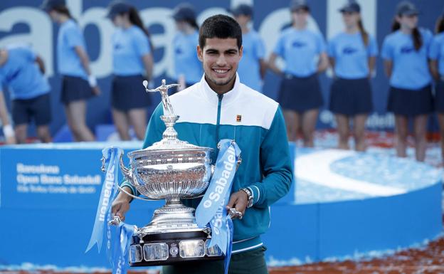 Carlos Alcaraz, con el trofeo Conde Godó. 