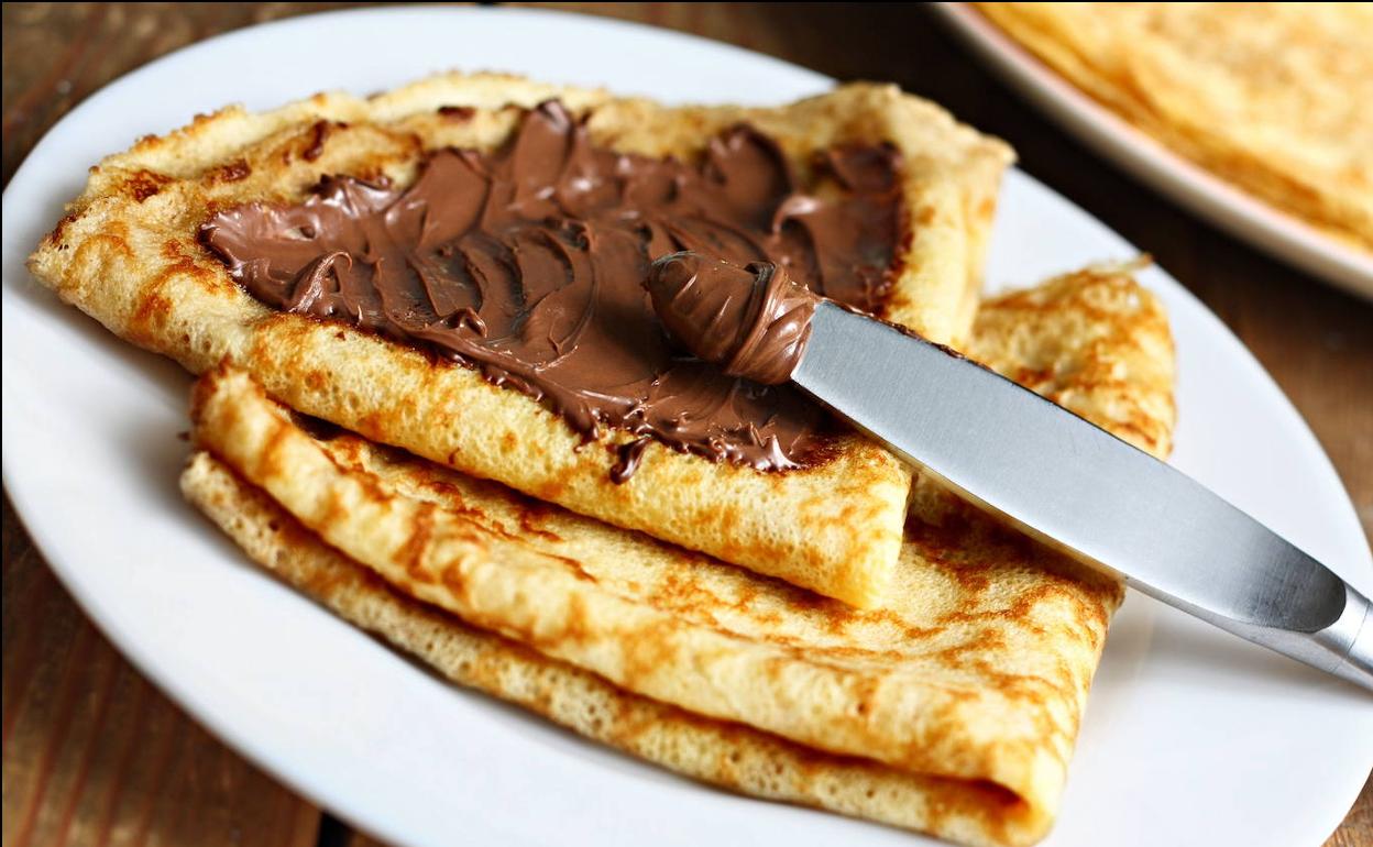 Una crepe con chocolate para untar.