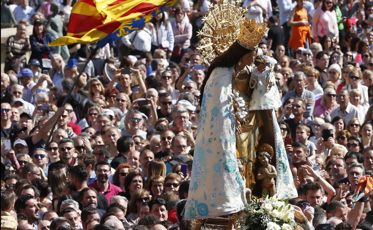 Traslado de la Virgen en 2019, en la plaza de la Virgen. 