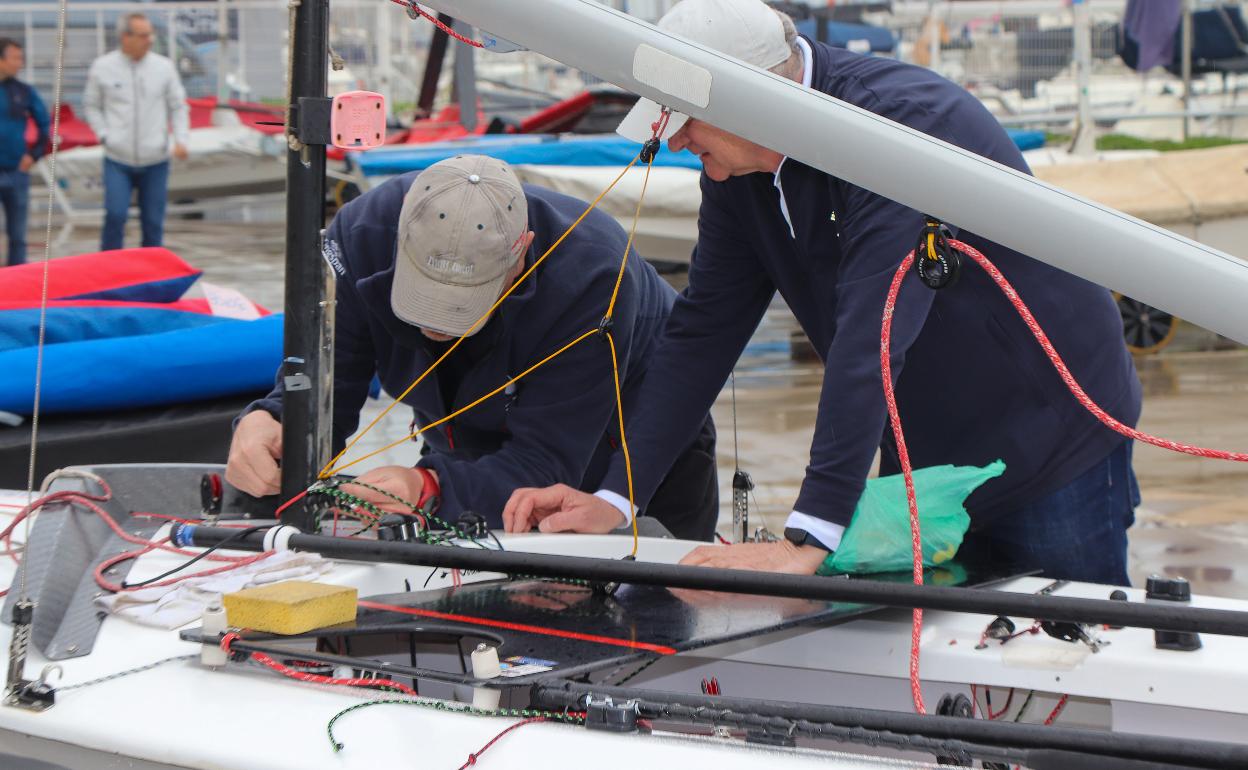 Equipos participantes del Europa Master, preparando sus embarcaciones. 