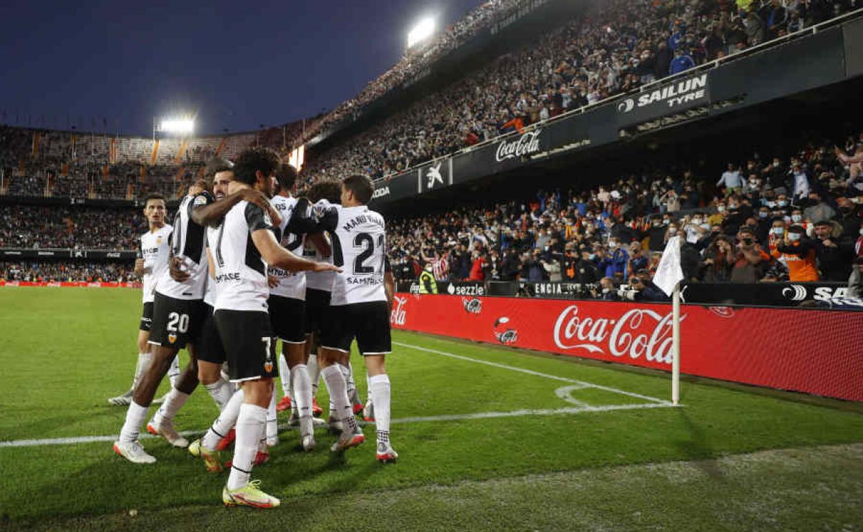 Los jugadores del Valencia celebran un gol en Mestalla ante el Atlético de Madrid.