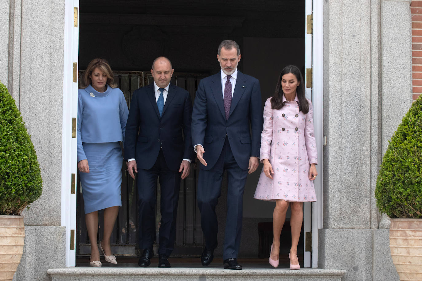 Fotos: Letizia recupera su abrigo rosa de flores más comentado y lo reinventa