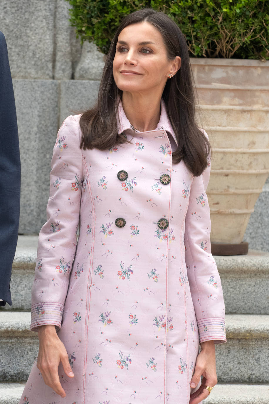 Fotos: Letizia recupera su abrigo rosa de flores más comentado y lo reinventa