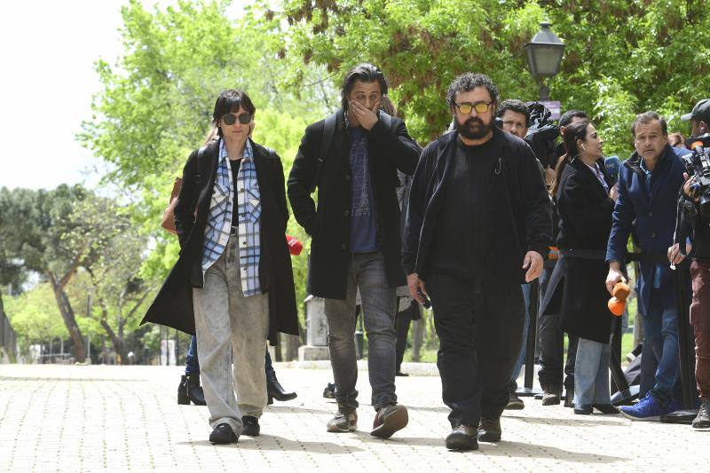 Michelle Jenner, Hugo Silva y Paco Tous salen del tanatorio de San Isidro tras despedir al actor Juan Diego