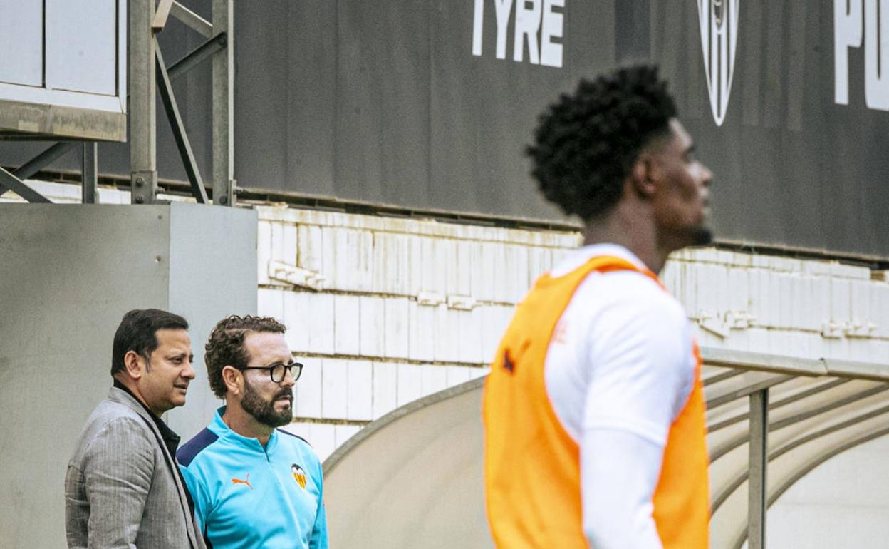 Bordalás, junto a Anil Murthy, durante un entrenamiento en Valencia. 