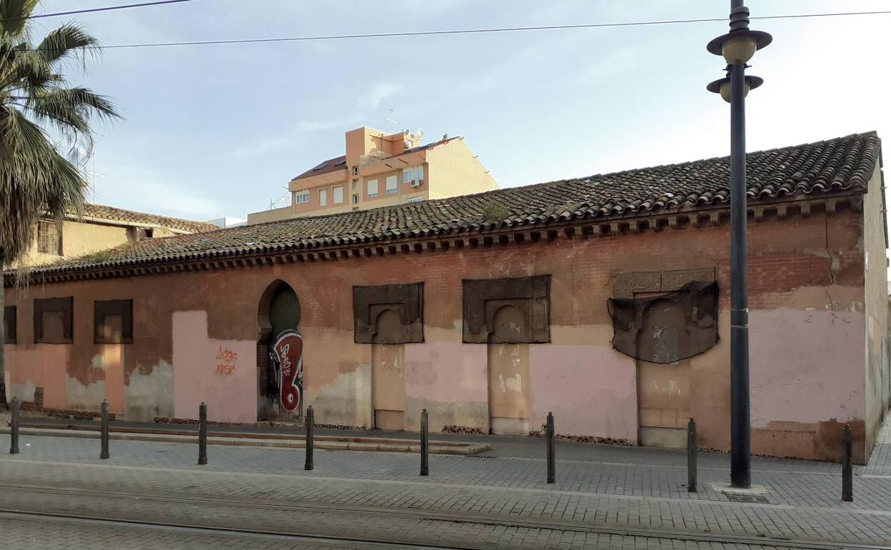 Fachada principal de la Ceramo, con algunos tramos pintados de color rosa este viernes. 