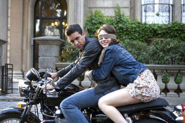 'A tres metros sobre el cielo: La serie' | Plataforma: Netflix. Estreno: Tercera temporada el 4 de mayo. Sinopsis: Contra todo pronóstico, el problemático Hache y la brillante estudiante Babi se enamoran locamente. Pero la rebeldía de él amenaza con separarlos. Reparto: Mario Casas, María Valverde y Álvaro Cervantes, entre otros.