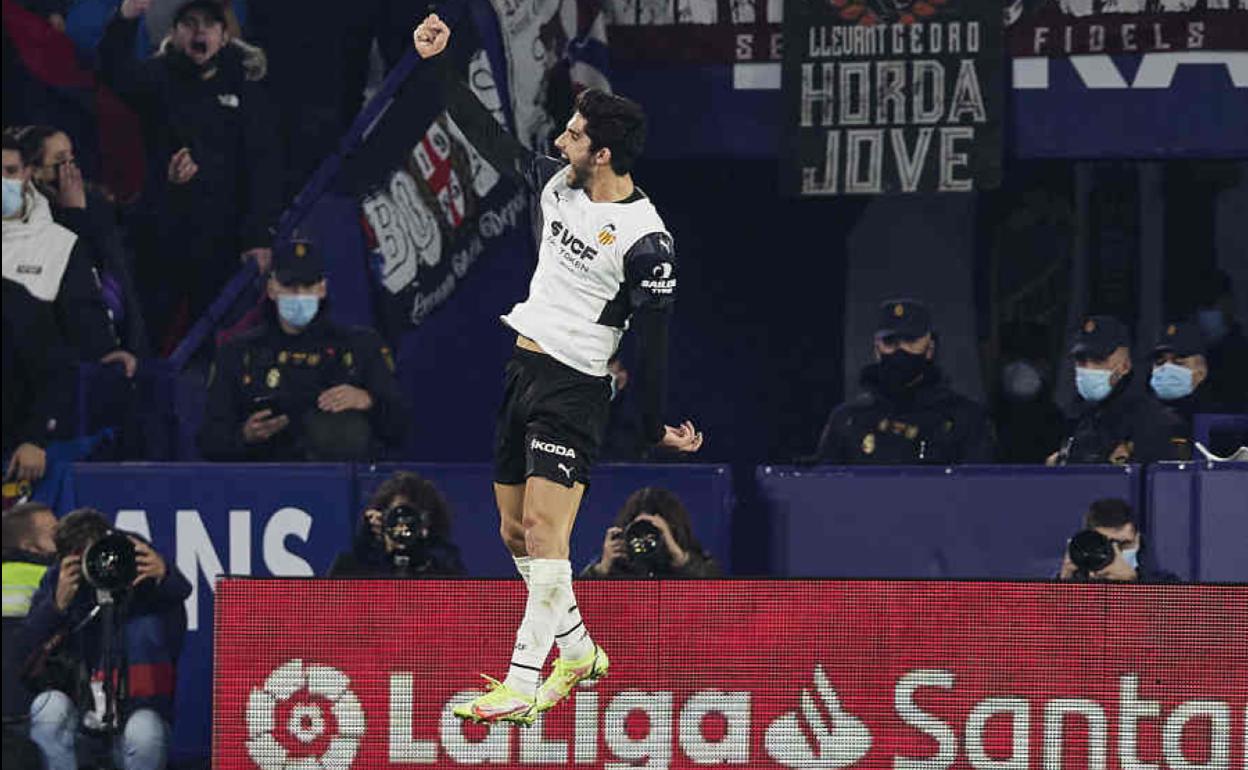 Guedes celebra su gol en el pasado derbi Levante-Valencia.