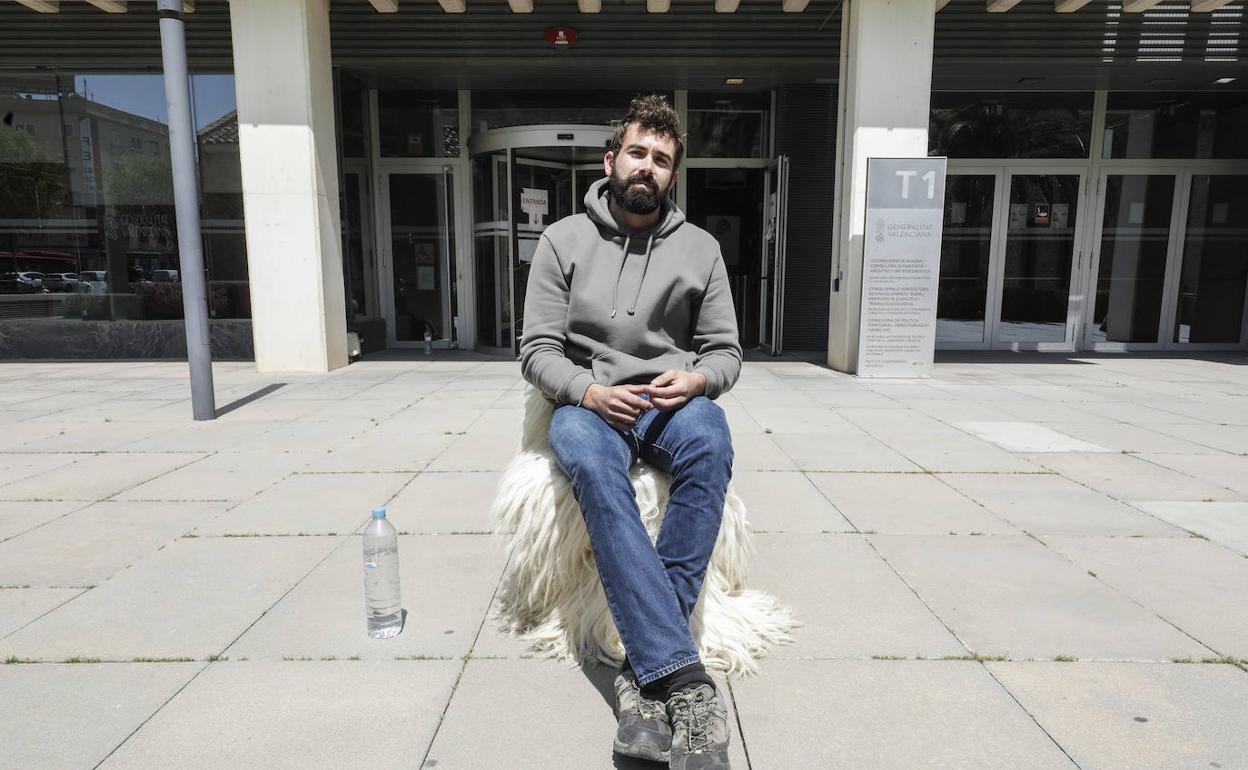 Rubén Llata ha iniciado una huelga de hambre delante de la Conselleria de Agricultura por la lentitud en otorgarle los permisos para su explotación ganadera. 