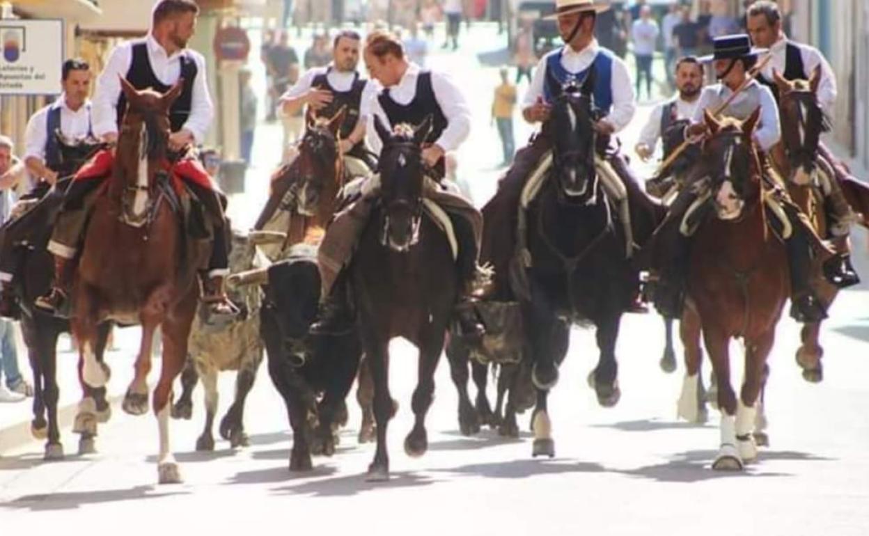 Una entrada de toros a caballo en Cheste. 