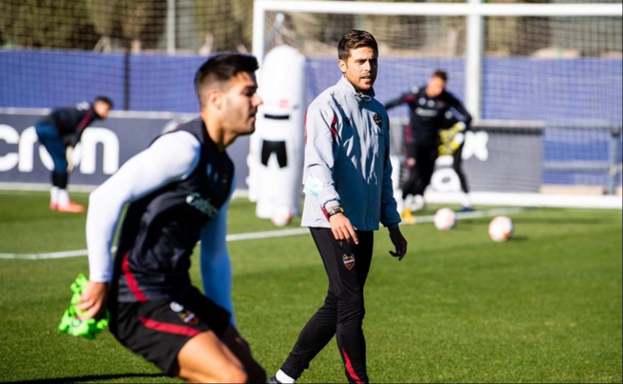 Alessio Lisci, dirigiendo un entrenamiento en la ciudad deportiva de Buñol. 