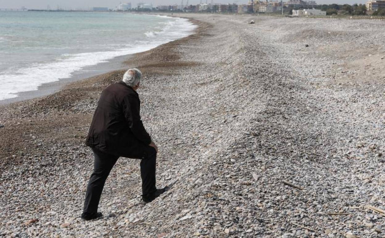 Una playa, con un escalón para acceder al mar, algo que llevan años denunciando los vecinos. 