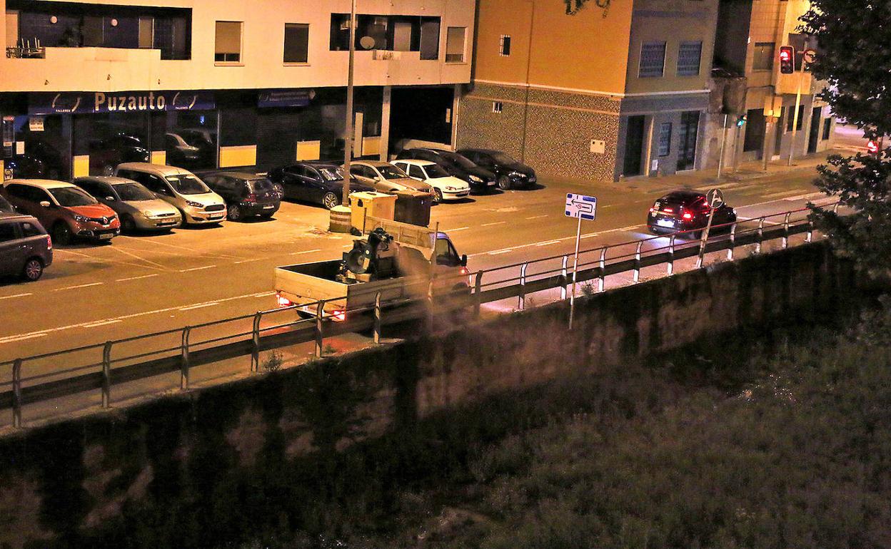 La aplicación del tratamiento en el barranco de madrugada. 