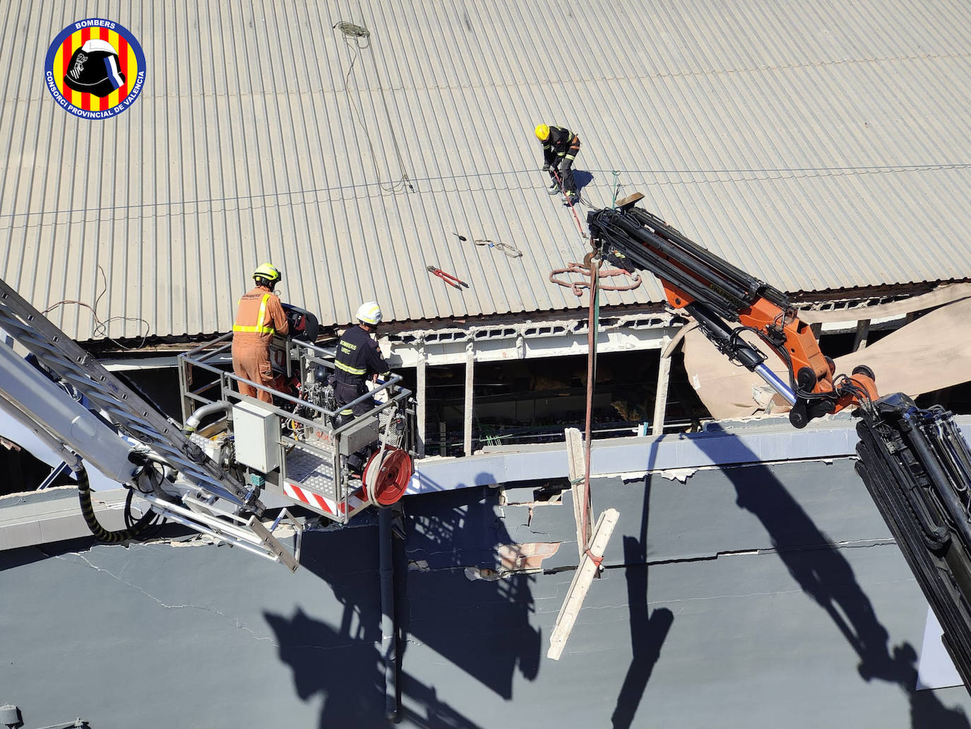 Fotos: Caen 20 metros de la cubierta de un supermercado de Gandia sin dejar heridos