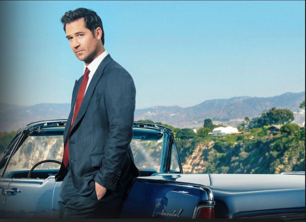 'El abogado del Lincoln' | Plataforma: Netflix. Estreno: 13 de mayo. Sinopsis: Después de un accidente, el famoso abogado de Los Ángeles Mickey Haller vuelve a arrancar su carrera (y su coche de marca) cuando acepta un caso de asesinato. Reparto: Manuel García-Rulfo, Neve Campbell y Becki Newton, entre otros.