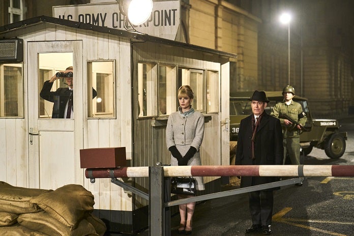 'Harry Palmer: el expediente Ipcress' | Plataforma: Movistar+. Estreno: 2 de mayo. Sinopsis: El joven Harry Palmer un sargento del ejército británico arrestado por trapichear en el mercado negro en Berlín, recibe la oferta de un caballero del servicio de inteligencia inglés: si trabaja en su unidad, se librará de ir a prisión. Reparto: Joe Cole, Lucy Boynton y Tom Hollander, entre otros.