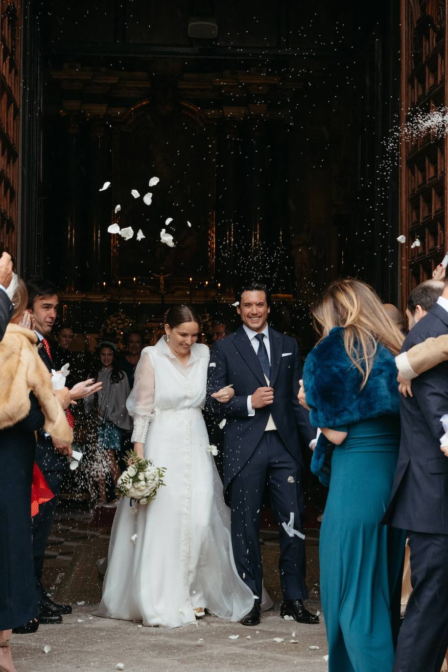 Los novios, tras salir de la iglesia de Las Salesas de Madrid, donde se han casado.