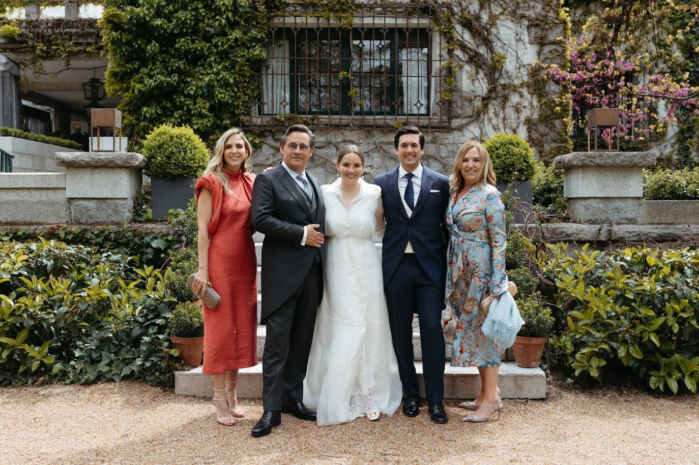 Los novios junto a los padres de ella y su hermana Bea.