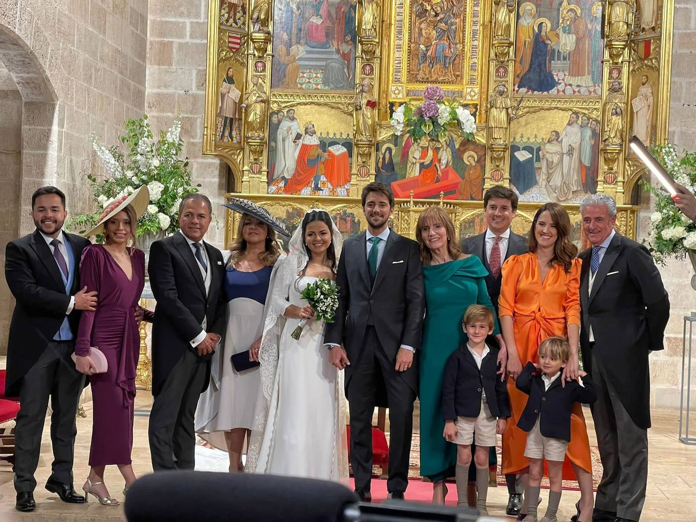 Tania Monteiro y Toni Casanova con sus familias al terminar la ceremonia, que se celebró en la iglesia de El Puig.