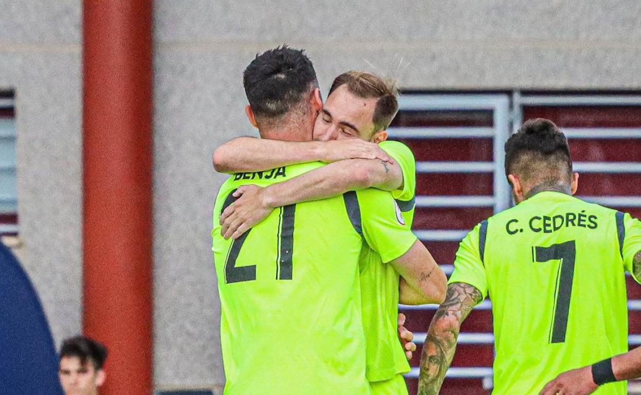 Los delanteros Benja y Cristian Herrera celebran uno de los goles conseguidos en Buñol. 