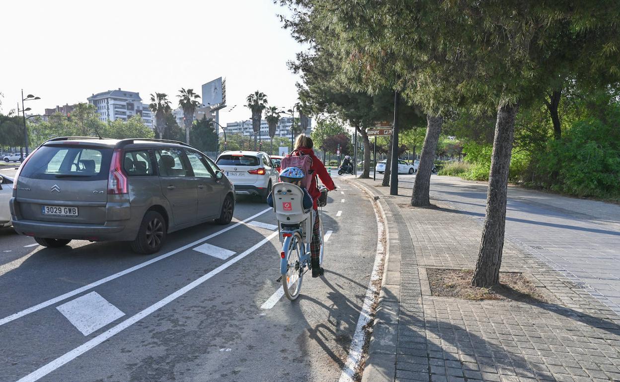 Carril bici en General Avilés. 