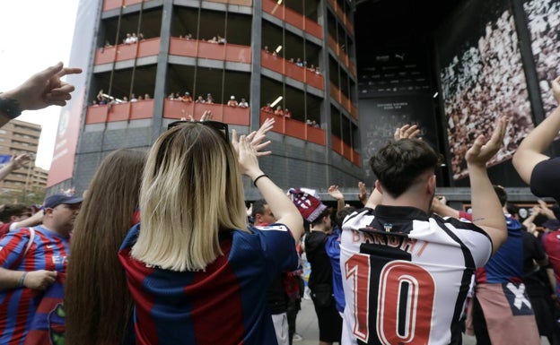 La afición del Levante, a su llegada a Mestalla. 