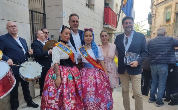 Imagen principal - Imágenes del acto que ha tenido lugar esta mañana en el barrio de Santa Cruz. 