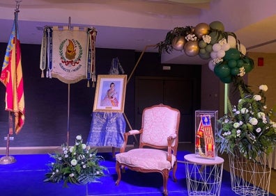 Imagen secundaria 1 - El concejal Pere Fuset, junto a Carla García y Consuelo Llobell, escenario del acto con un retrato y Consuelo con un traje de la diseñadora Isabel Serrano. 