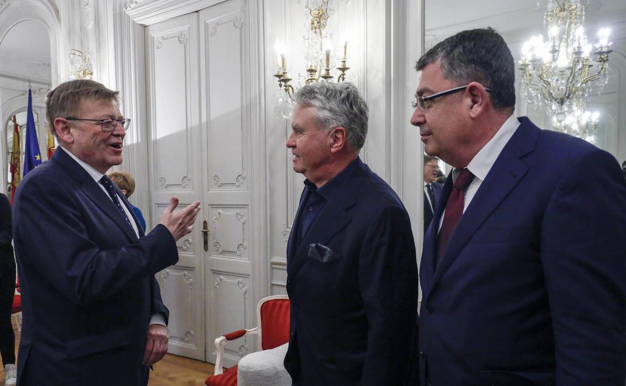 El presidente de la Generalitat, Ximo Puig, junto a Guus Hiddink y el presidente de Les Corts, Enric Morera, este sábado. 