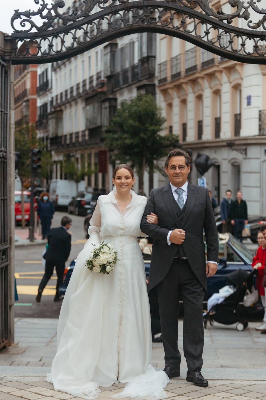 Pau Villarroya, acompañada de su padre a la llegada a la iglesia.