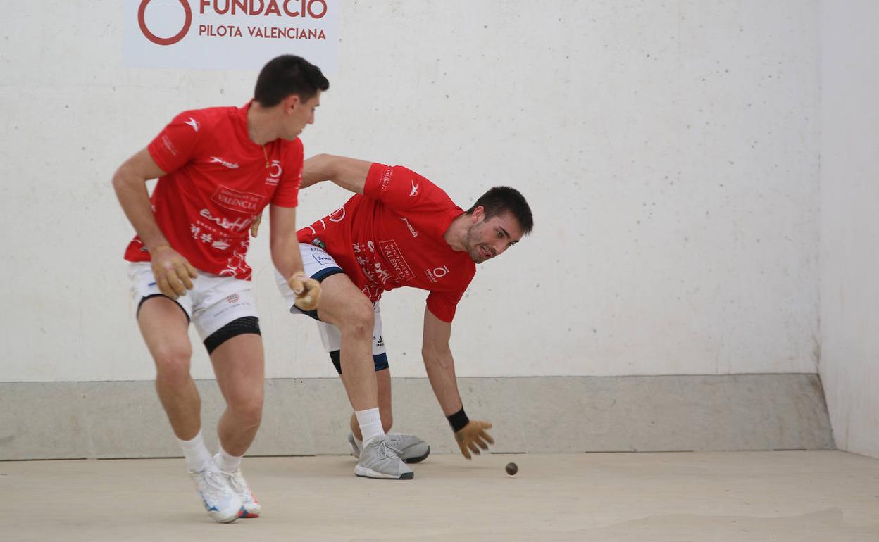 Ximo raspa ante la mirada de Tonet IV.