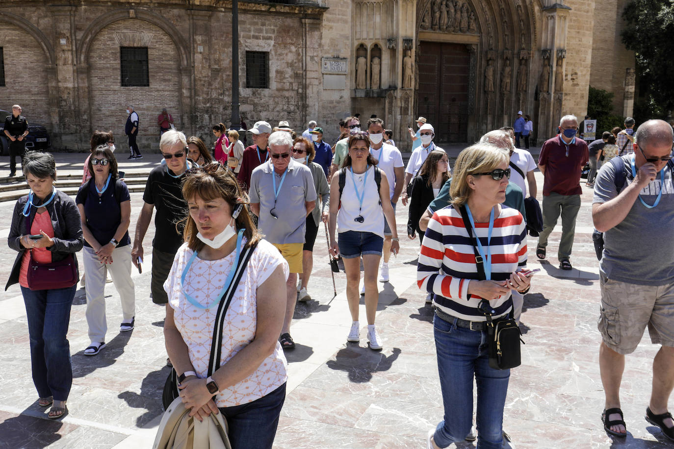 Miles de valencianos y turistas disfrutan del centro de la ciudad en una jornada marcada por el sol y las buenas temperaturas.