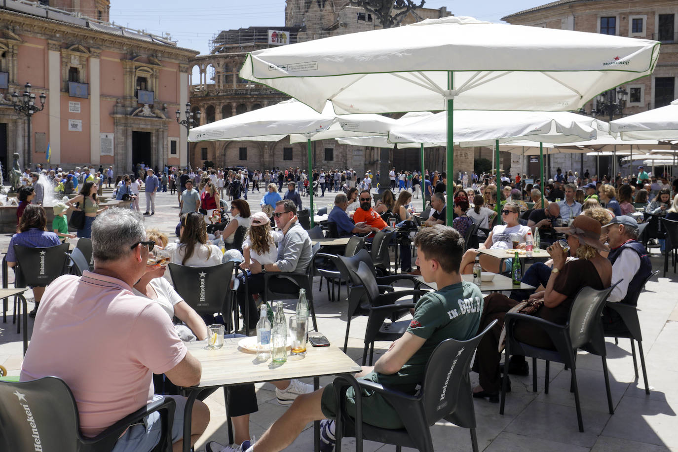 Miles de valencianos y turistas disfrutan del centro de la ciudad en una jornada marcada por el sol y las buenas temperaturas.