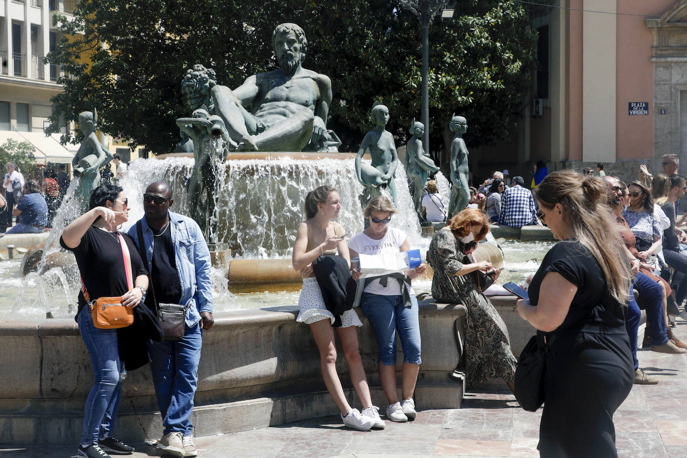 Miles de valencianos y turistas disfrutan del centro de la ciudad en una jornada marcada por el sol y las buenas temperaturas.